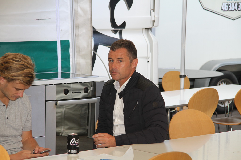 Tom K er blevet en trofast kører til dette arrangement og igen stillede han velvilligt op. Og nej – han har ikke glemt hvordan man kører en racerbil til grænsen.
(Foto: Motorsporten.dk)